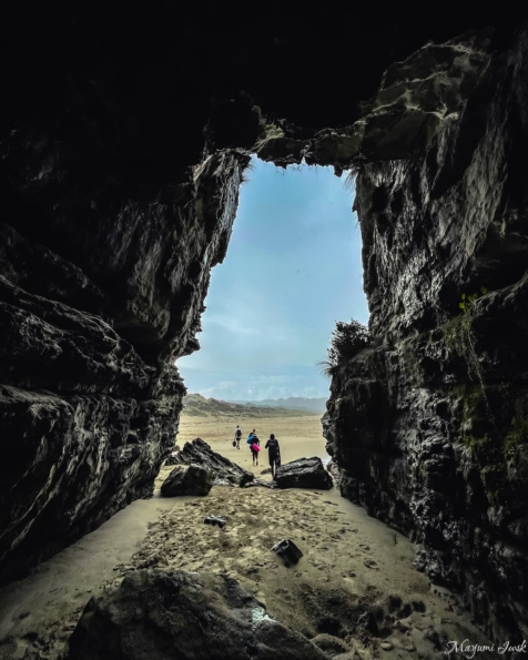 Cave Beach / ケイブビーチの洞窟