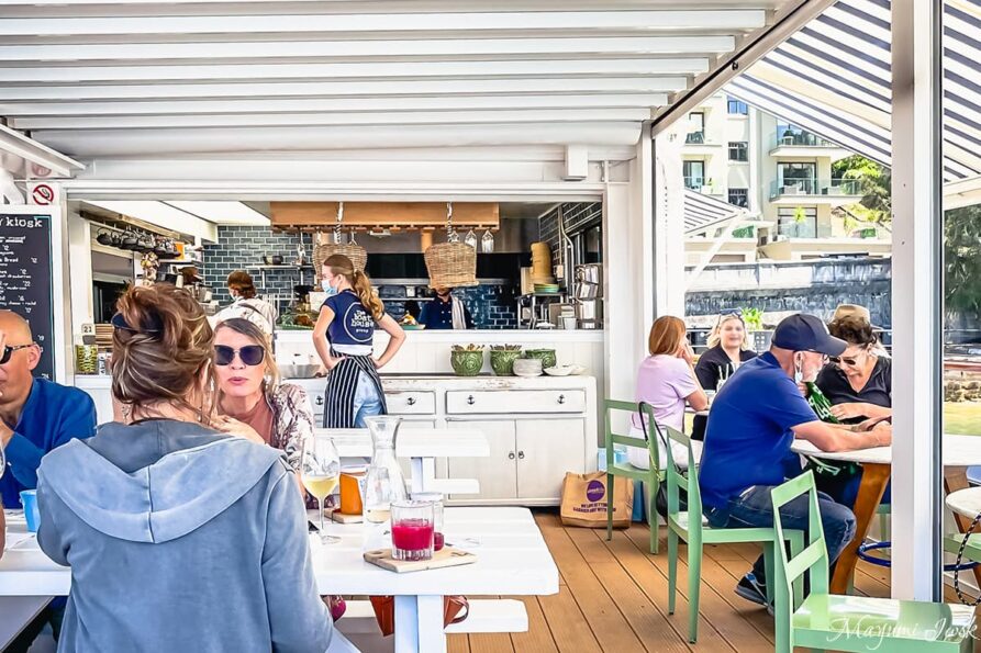 マリーナの桟橋にあるカフェ「ボートハウス・ローズベイ」