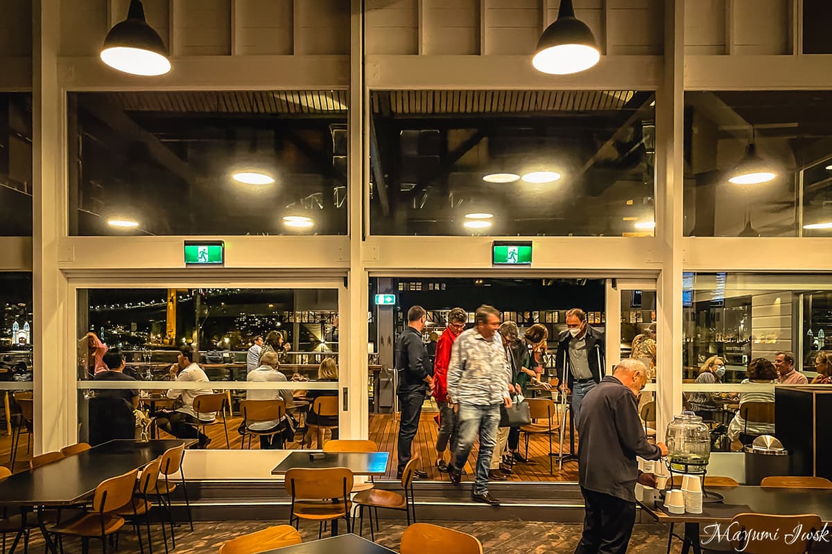 シドニーの名門劇場にある絶景バー「シアターバー（THEATRE BAR AT THE END OF THE WHARF）」