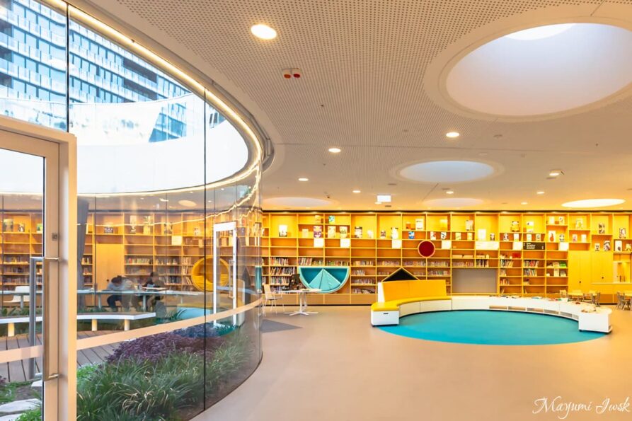 レインボーな本棚で注目のフォトジェニックなグリーンスクエア図書館（Green Square Library）