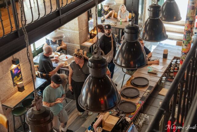 バイシャ地区のビアバー「Brew」でクラフトビールを