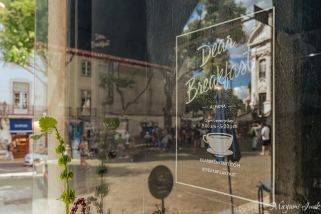 トラムを眺めながら「Dear Breakfast」でゆったりブランチ