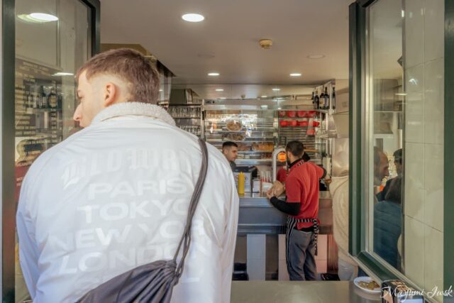 リスボンのローカルグルメ「As Bifanas do Afonso」で味わうビファナ