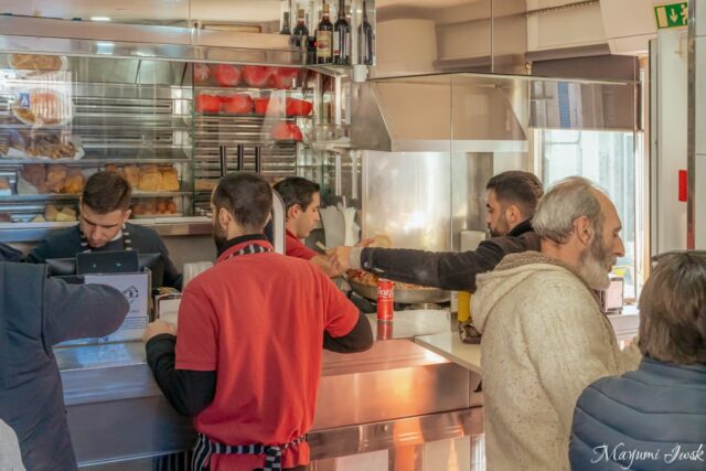 リスボンのローカルグルメ「As Bifanas do Afonso」で味わうビファナ