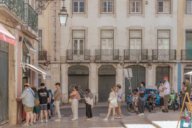 リスボンのローカルグルメ「As Bifanas do Afonso」で味わうビファナ